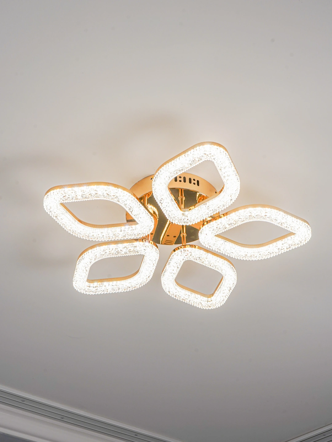 LED qandil,pult bilan,3 ta yoritish rejimi,kristalli,yotoqxona,zal,oshxona uchun