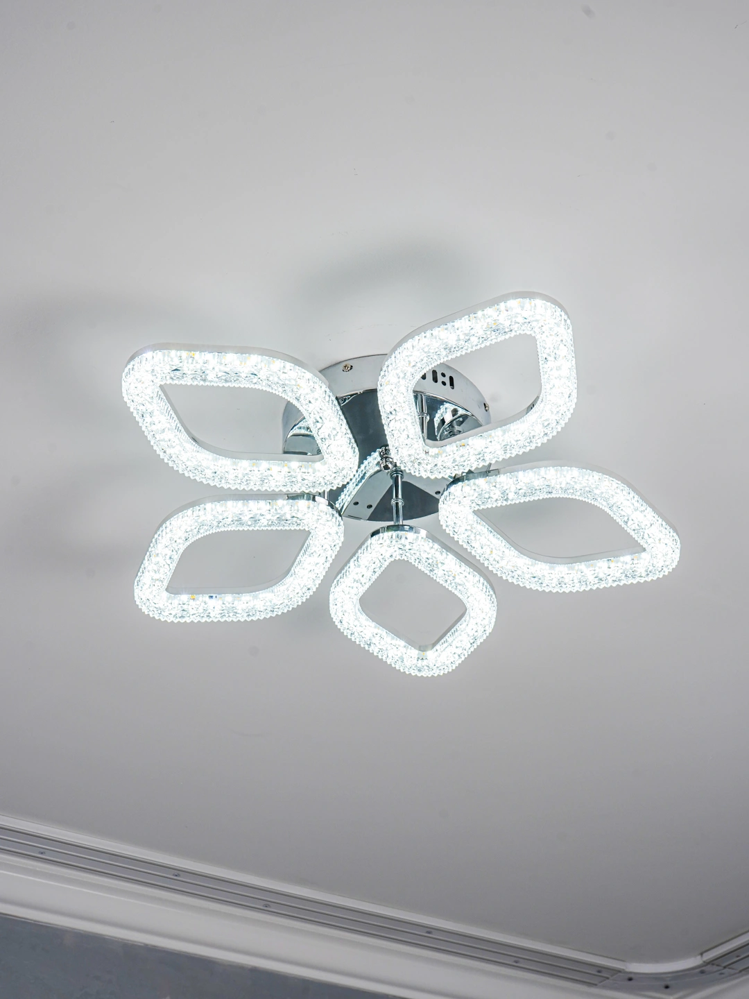 LED qandil,pult bilan,3 ta yoritish rejimi,kristalli,yotoqxona,zal,oshxona uchun