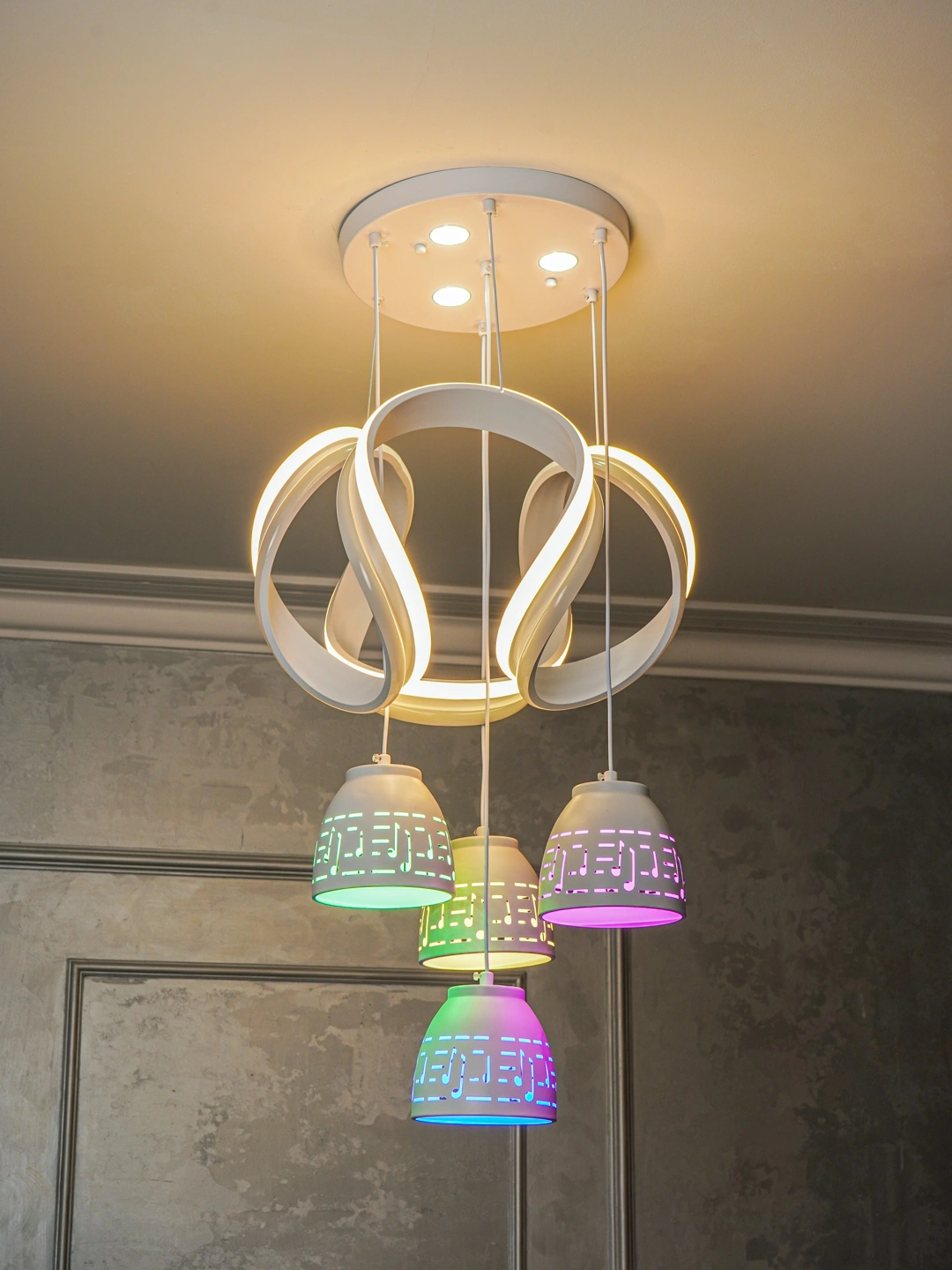 Qandil RGB, 5 xil rangda yonadi, balandligi sozlanishi, mehmonxona va bolalar xonasi uchun